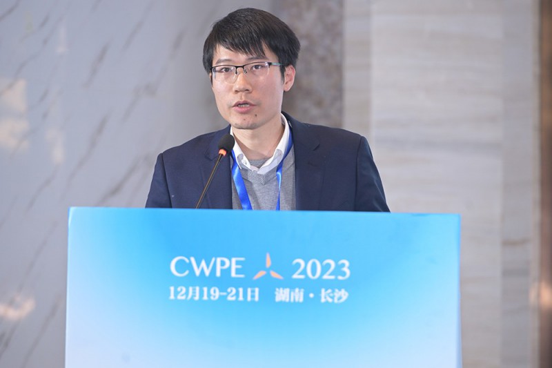 湖南省銀峰新能源有限公司電堆生產(chǎn)部部長(zhǎng)劉俊發(fā)表《全釩液流電池支撐新能源發(fā)展》演講